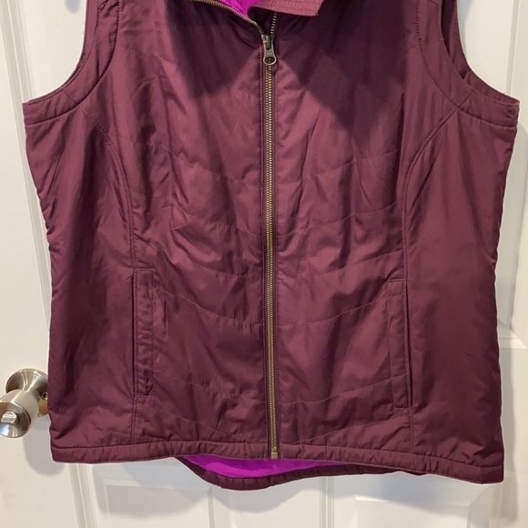Columbia Burgundy Lightweight Vest EUC - Picture 3 of 12